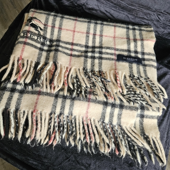 Authentic Burberry 100% wool scarf - Picture 1 of 10